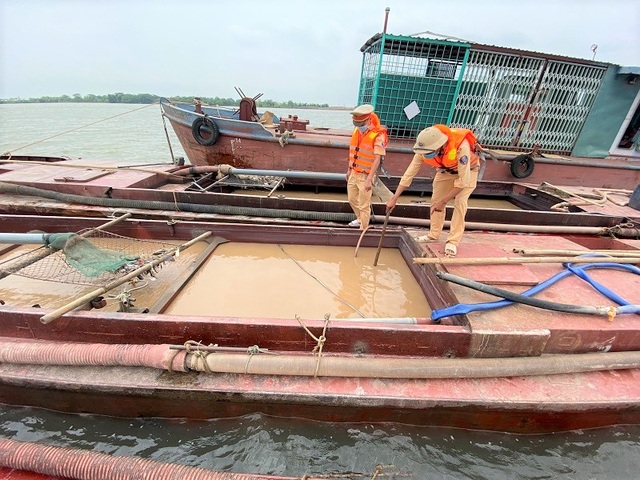 Bắt quả tang 8 cát tặc điều khiển 4 tàu vỏ sắt moi ruột sông Đáy - 1