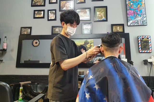 Hà Nội: Thợ làm tóc tất bật múa kéo trước giờ cấm hoạt động - 2 Hà Nội: Thợ làm tóc tất bật múa kéo trước giờ cấm hoạt động - 2