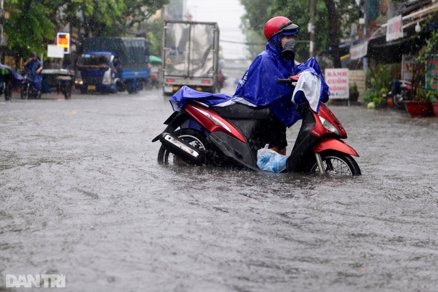 Nhà dân biến thành hầm chứa nước sau mưa lớn ở Sài Gòn - 10