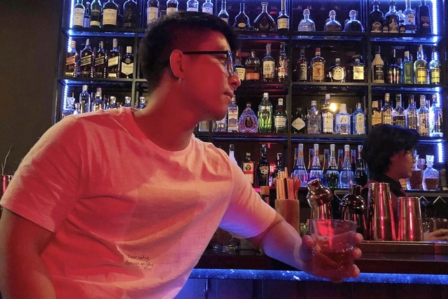 Người trẻ Sài Gòn nhớ da diết quán bar, thấy buồn vì cảnh tắt đèn tối om - 4