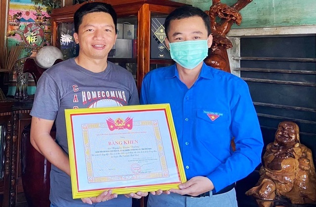 Tặng bằng khen tài xế đưa bé gái 2 tuổi lang thang lúc 1h sáng về nhà - 1 Tặng bằng khen tài xế đưa bé gái 2 tuổi lang thang lúc 1h sáng về nhà - 1