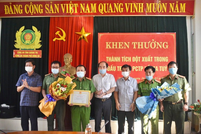 Người phụ nữ bị bắt cùng 20.000 viên ma túy khi vừa bước xuống xe - 1