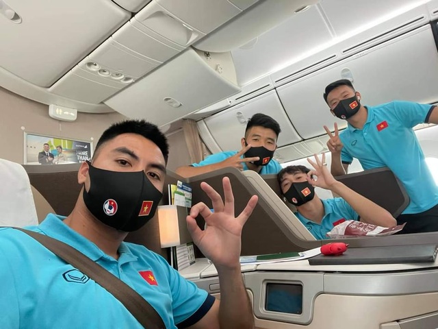 Đội tuyển Việt Nam lên đường sang UAE dự vòng loại World Cup - 11 Đội tuyển Việt Nam lên đường sang UAE dự vòng loại World Cup - 11