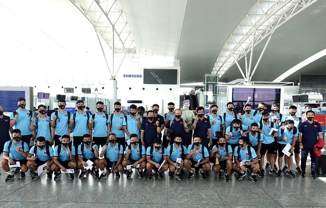 Đội tuyển Việt Nam lên đường sang UAE dự vòng loại World Cup - 2 Đội tuyển Việt Nam lên đường sang UAE dự vòng loại World Cup - 2