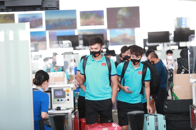 Đội tuyển Việt Nam lên đường sang UAE dự vòng loại World Cup - 9 Đội tuyển Việt Nam lên đường sang UAE dự vòng loại World Cup - 9