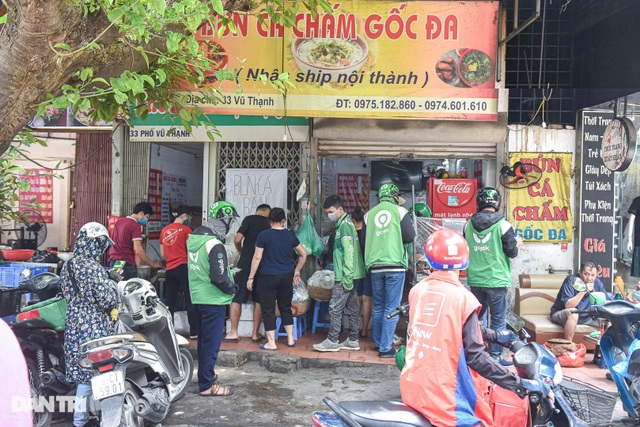 Shipper Hà Nội tất bật chạy đơn hàng trong mùa dịch - 2