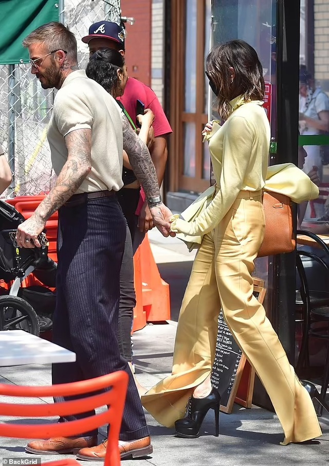 Vợ chồng Beckham nổi bật khi nắm tay trên phố - 1 Vợ chồng Beckham nổi bật khi nắm tay trên phố - 1