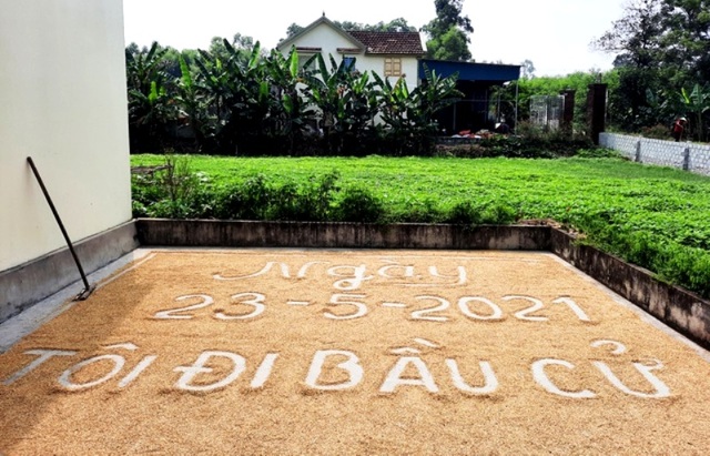 Độc đáo lời cổ vũ Bắc Giang cố lên từ... sân phơi lúa   - 3