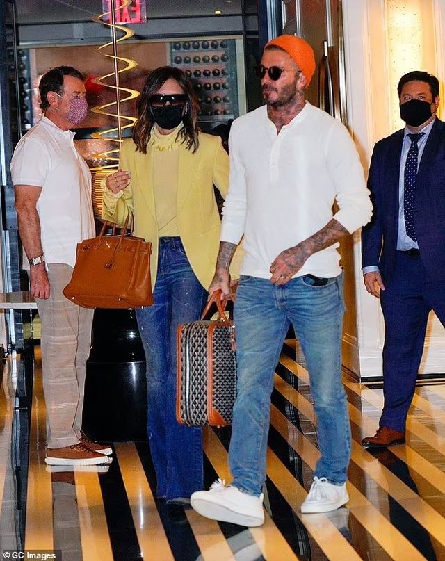 Vợ chồng Beckham nổi bật khi nắm tay trên phố - 7 Vợ chồng Beckham nổi bật khi nắm tay trên phố - 7