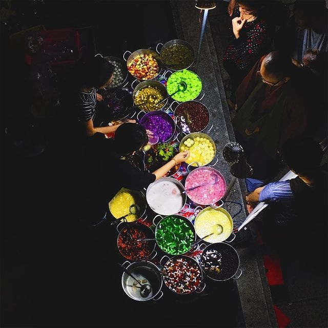 Colorful tea shop with 24 dishes, selling 400 cups every night in Hue - 3