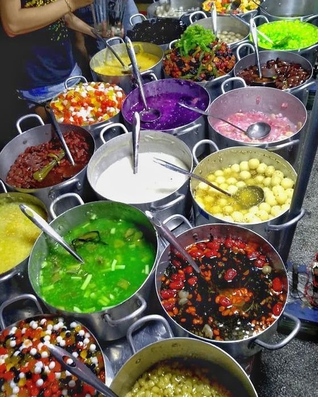 Colorful tea shop with 24 dishes, selling 400 cups every night in Hue - 2