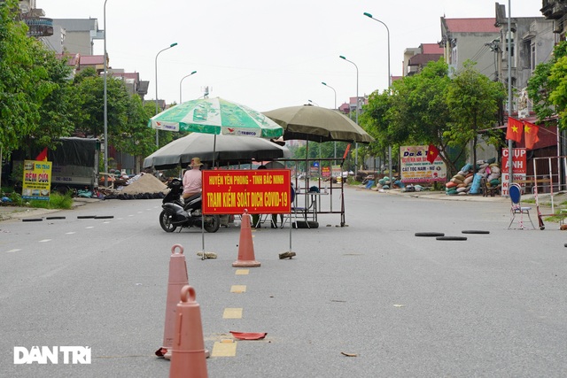 Muôn kiểu chốt chặn phòng dịch tại các ngả đường ở vùng giáp ranh Hà Nội - 15