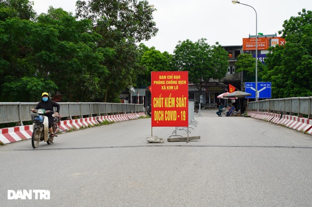 Muôn kiểu chốt chặn phòng dịch tại các ngả đường ở vùng giáp ranh Hà Nội - 11