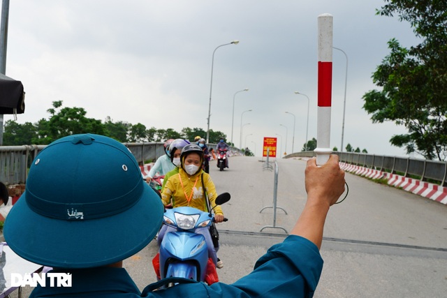 Muôn kiểu chốt chặn phòng dịch tại các ngả đường ở vùng giáp ranh Hà Nội - 12