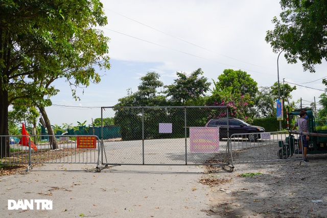 Muôn kiểu chốt chặn phòng dịch tại các ngả đường ở vùng giáp ranh Hà Nội - 1