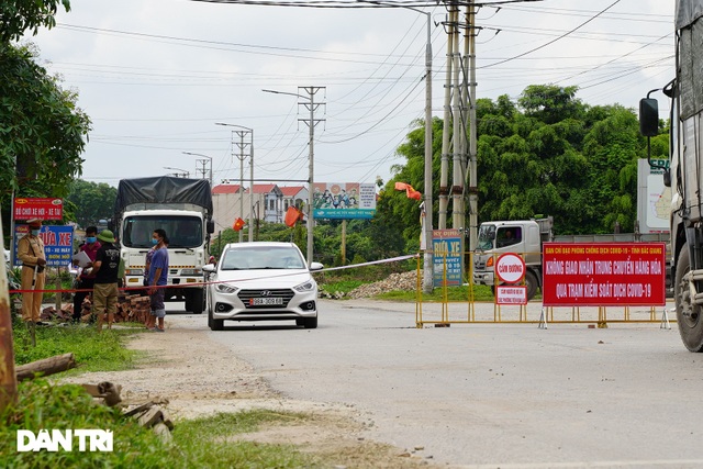 Muôn kiểu chốt chặn phòng dịch tại các ngả đường ở vùng giáp ranh Hà Nội - 18