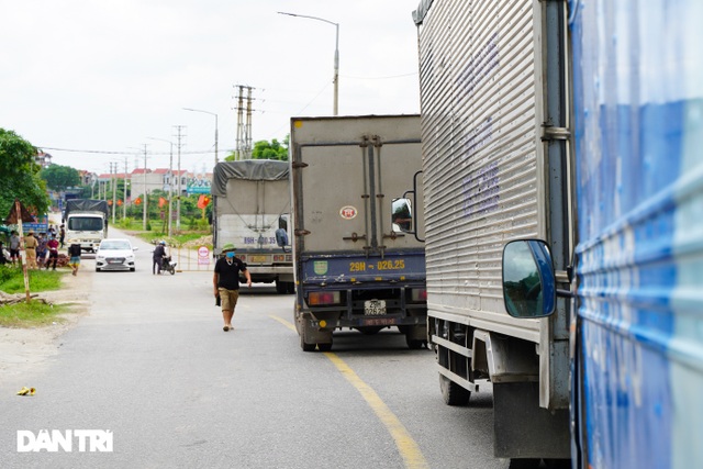 Muôn kiểu chốt chặn phòng dịch tại các ngả đường ở vùng giáp ranh Hà Nội - 17