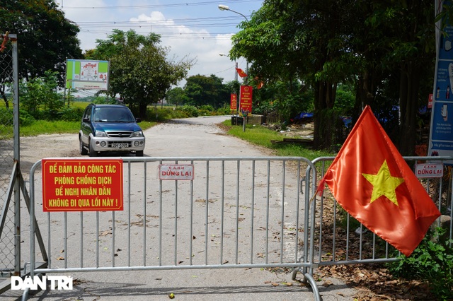 Muôn kiểu chốt chặn phòng dịch tại các ngả đường ở vùng giáp ranh Hà Nội - 4