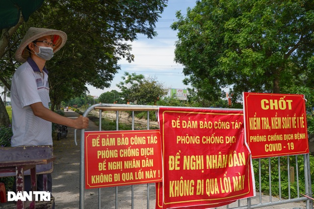 Muôn kiểu chốt chặn phòng dịch tại các ngả đường ở vùng giáp ranh Hà Nội - 3