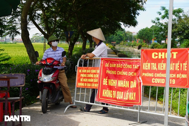 Muôn kiểu chốt chặn phòng dịch tại các ngả đường ở vùng giáp ranh Hà Nội - 2