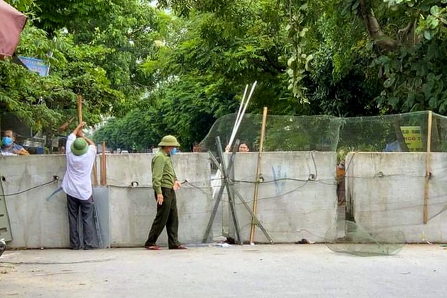 Muôn kiểu chốt chặn phòng dịch tại các ngả đường ở vùng giáp ranh Hà Nội - 14