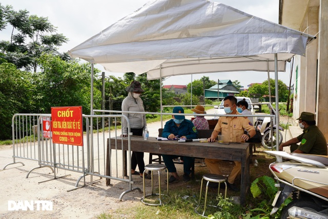 Muôn kiểu chốt chặn phòng dịch tại các ngả đường ở vùng giáp ranh Hà Nội - 8