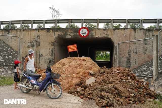 Muôn kiểu chốt chặn phòng dịch tại các ngả đường ở vùng giáp ranh Hà Nội - 5