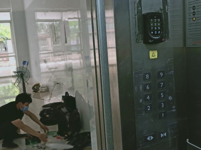 Sợ Covid-19, dân ở chung cư trang bị camera đo thân nhiệt, quẹt thẻ hạn chế - 1 Sợ Covid-19, dân ở chung cư trang bị camera đo thân nhiệt, quẹt thẻ hạn chế - 1