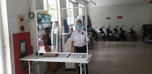 Sợ Covid-19, dân ở chung cư trang bị camera đo thân nhiệt, quẹt thẻ hạn chế - 2 Sợ Covid-19, dân ở chung cư trang bị camera đo thân nhiệt, quẹt thẻ hạn chế - 2