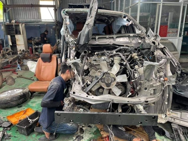 Hình ảnh xe Toyota Innova nát tươm được hồi phục như mới gây ngỡ ngàng - 3 Hình ảnh xe Toyota Innova nát tươm được hồi phục như mới gây ngỡ ngàng - 3