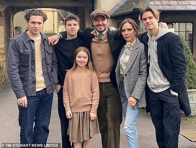 Vợ chồng Beckham nổi bật khi nắm tay trên phố - 9 Vợ chồng Beckham nổi bật khi nắm tay trên phố - 9