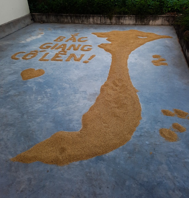 Độc đáo lời cổ vũ Bắc Giang cố lên từ... sân phơi lúa   - 1