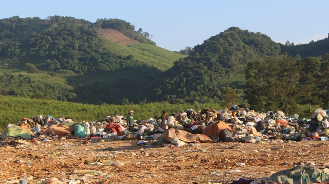 Hàng chục hộ dân kêu cứu vì bị bãi rác thải tra tấn cả ngày lẫn đêm - 1