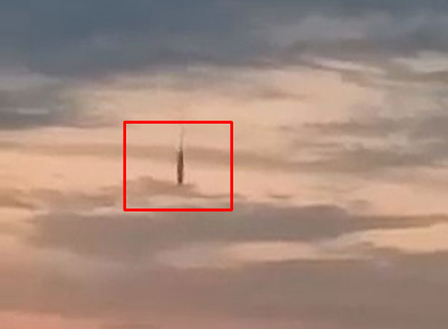 UFO xuất hiện, rơi chậm rãi xuống biển khiến người xem lạnh gáy - 1 UFO xuất hiện, rơi chậm rãi xuống biển khiến người xem lạnh gáy - 1