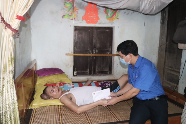 Trao 80 suất quà hỗ trợ học sinh có hoàn cảnh khó khăn vùng thiên tai - 2 Trao 80 suất quà hỗ trợ học sinh có hoàn cảnh khó khăn vùng thiên tai - 2