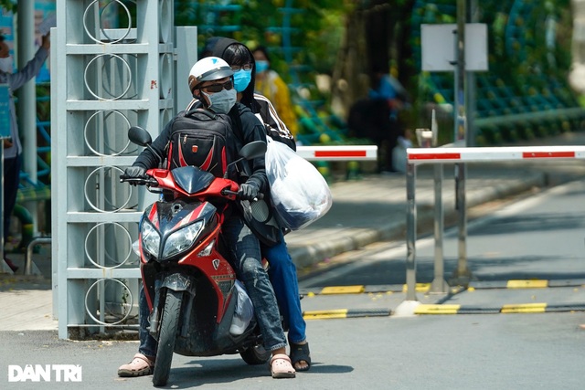 TPHCM: Sinh viên vội vã về quê, tìm nơi trọ khi được yêu cầu rời ký túc xá - 6