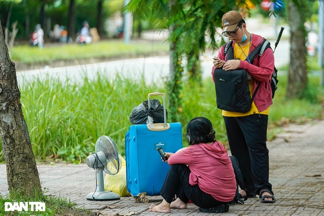 TPHCM: Sinh viên vội vã về quê, tìm nơi trọ khi được yêu cầu rời ký túc xá - 9