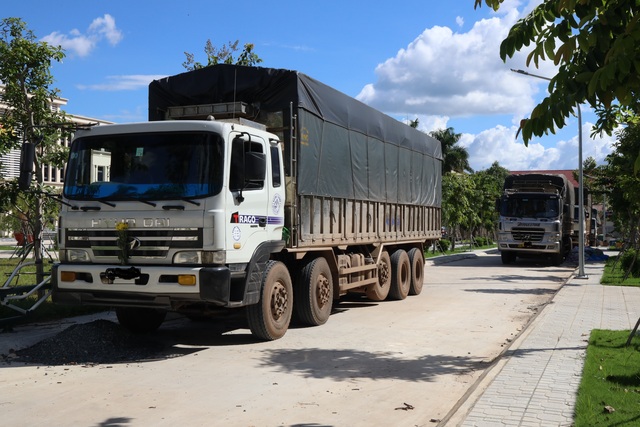 Bị công an tuýt còi, đoàn xe chở hàng lậu tháo chạy tán loạn - 1