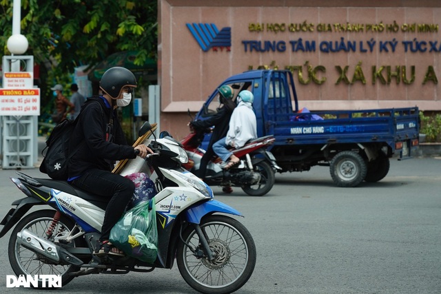 TPHCM: Sinh viên vội vã về quê, tìm nơi trọ khi được yêu cầu rời ký túc xá - 7