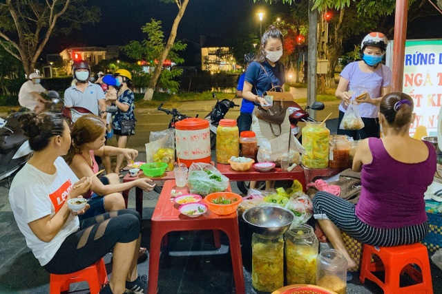 The unique dish of duck eggs, guests have to wait for their turn to enjoy - 4