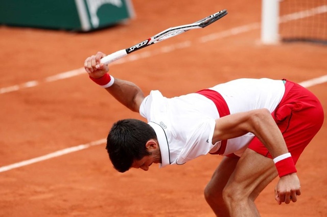 Djokovic lại… đập vợt ở bán kết Belgrade Open - 1 Djokovic lại… đập vợt ở bán kết Belgrade Open - 1