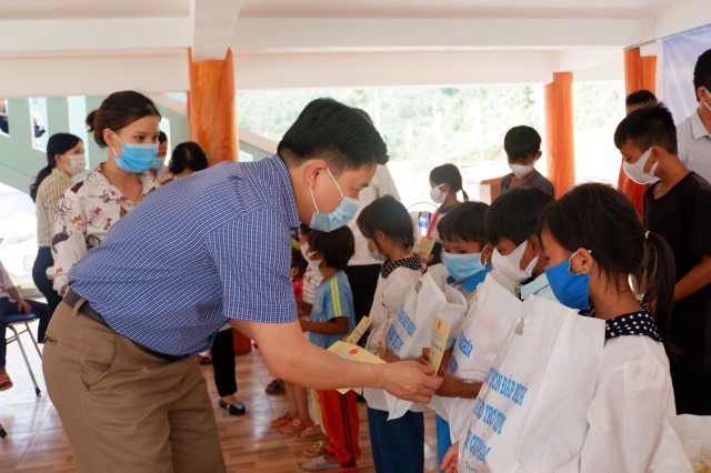 Quảng Nam: Tặng trẻ em vùng sạt lở Trà Leng 100 suất quà  - 1