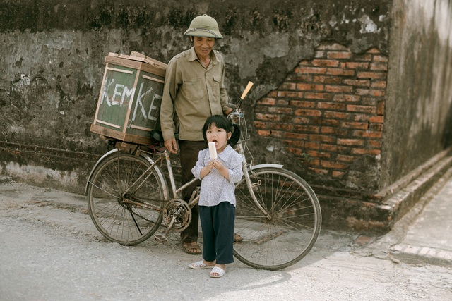 Khám phá tuổi thơ qua những hình ảnh đẹp về cô bé đạp xe, những chuyến đi cuối tuần và những khoảnh khắc bên gia đình. Hãy tìm lại ký ức của tuổi thơ và thưởng thức những bức ảnh đẹp, lấy lại những cảm xúc ngọt ngào nhất.