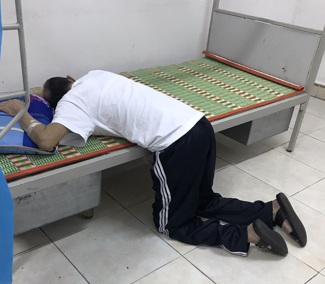 Khoảnh khắc nữ sinh cõng cụ già 83 tuổi trong khu cách ly gây xúc động - 2 Khoảnh khắc nữ sinh cõng cụ già 83 tuổi trong khu cách ly gây xúc động - 2