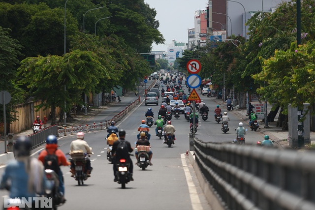 Giao thông TPHCM lại đông đúc như chưa từng có lệnh giãn cách - 5