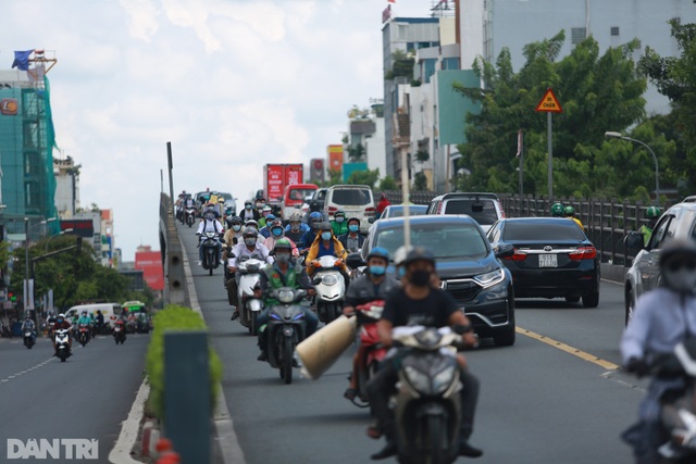 Giao thông TPHCM lại đông đúc như chưa từng có lệnh giãn cách - 1