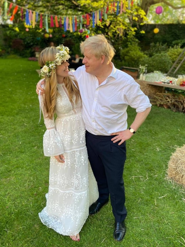 Hôn thê kém 23 tuổi rạng rỡ trong lễ cưới với Thủ tướng Anh - 2