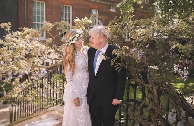 Hôn thê kém 23 tuổi rạng rỡ trong lễ cưới với Thủ tướng Anh - 1