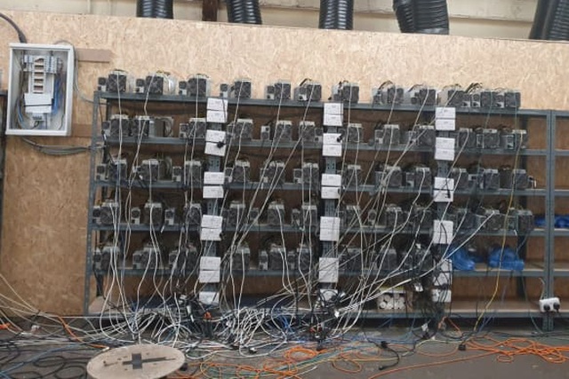 Cảnh sát triệt phá xưởng đào Bitcoin vì nhầm với trang trại trồng cần sa - 1