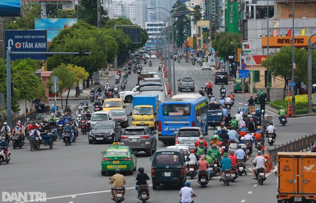 Giao thông TPHCM lại đông đúc như chưa từng có lệnh giãn cách - 8